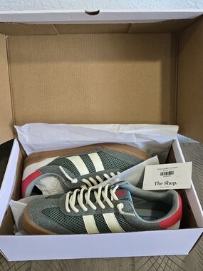 Brita Sneakers Women's In Retro Green Mesh Runner with Cream Stripes - Size 9